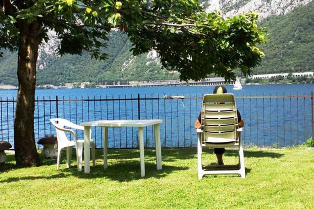 L For Lake Mandello del Lario Rom bilde